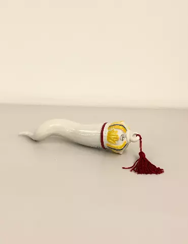 Corno con corona decorata