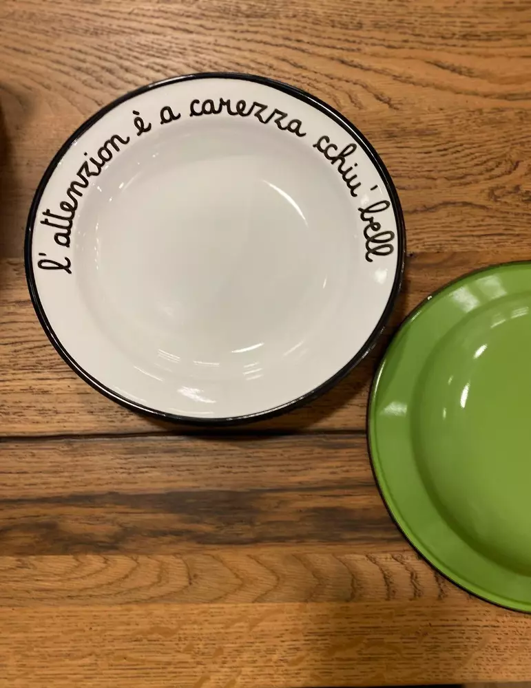 L’attenzion è a carezza cchiu ‘ bell