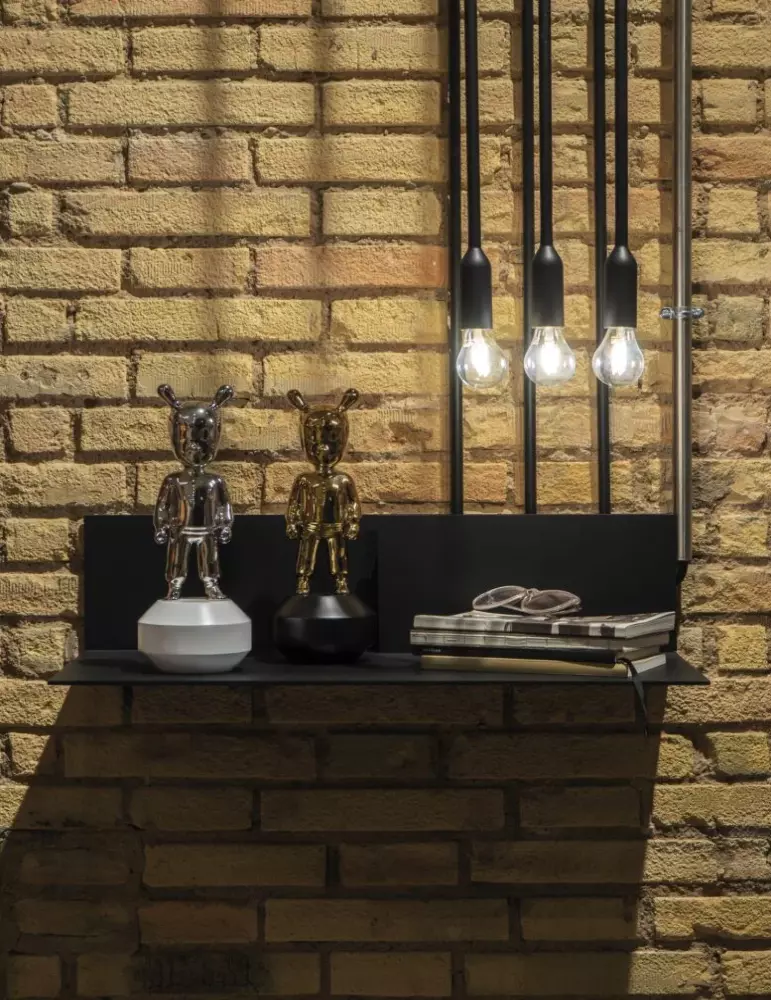 The Guest oro su base nera