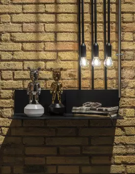 The Guest oro su base nera