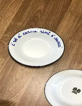 C’ vó a’ carne’ rint e’ sasicc’