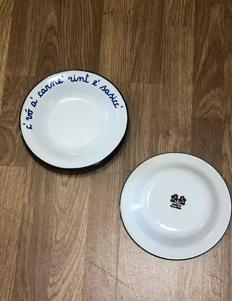 Meglio murì sazzio ca a’ campà diúno